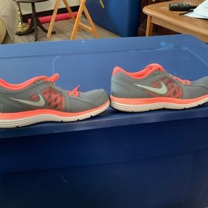 WOMENS NIKE ATHLETIC SHOES